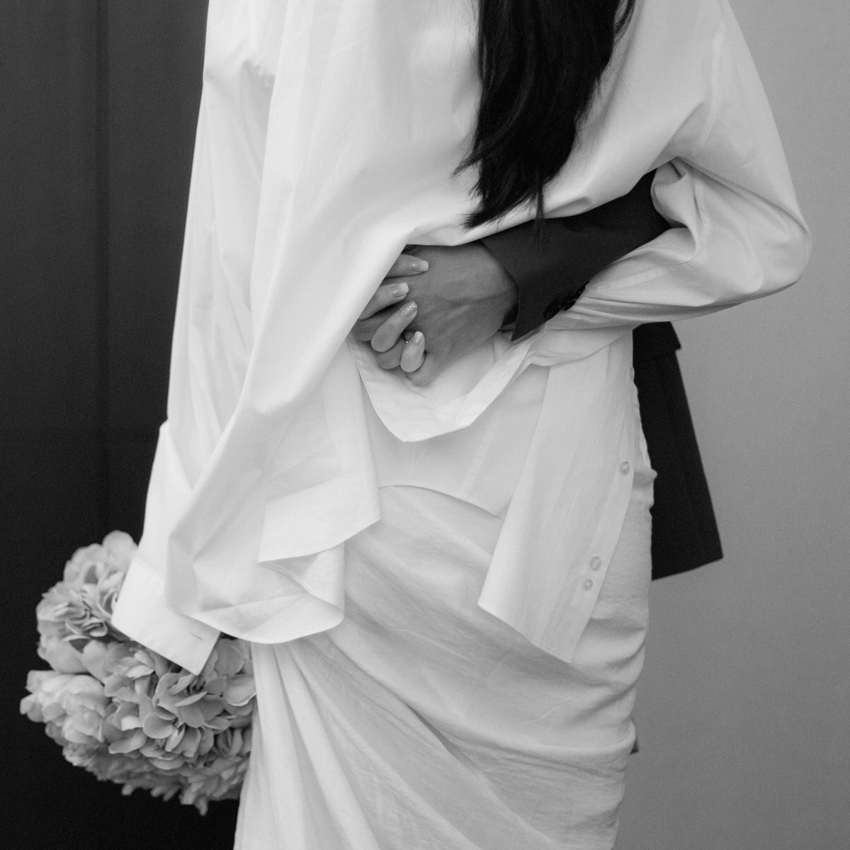 couple holding hands inside nyc city hall