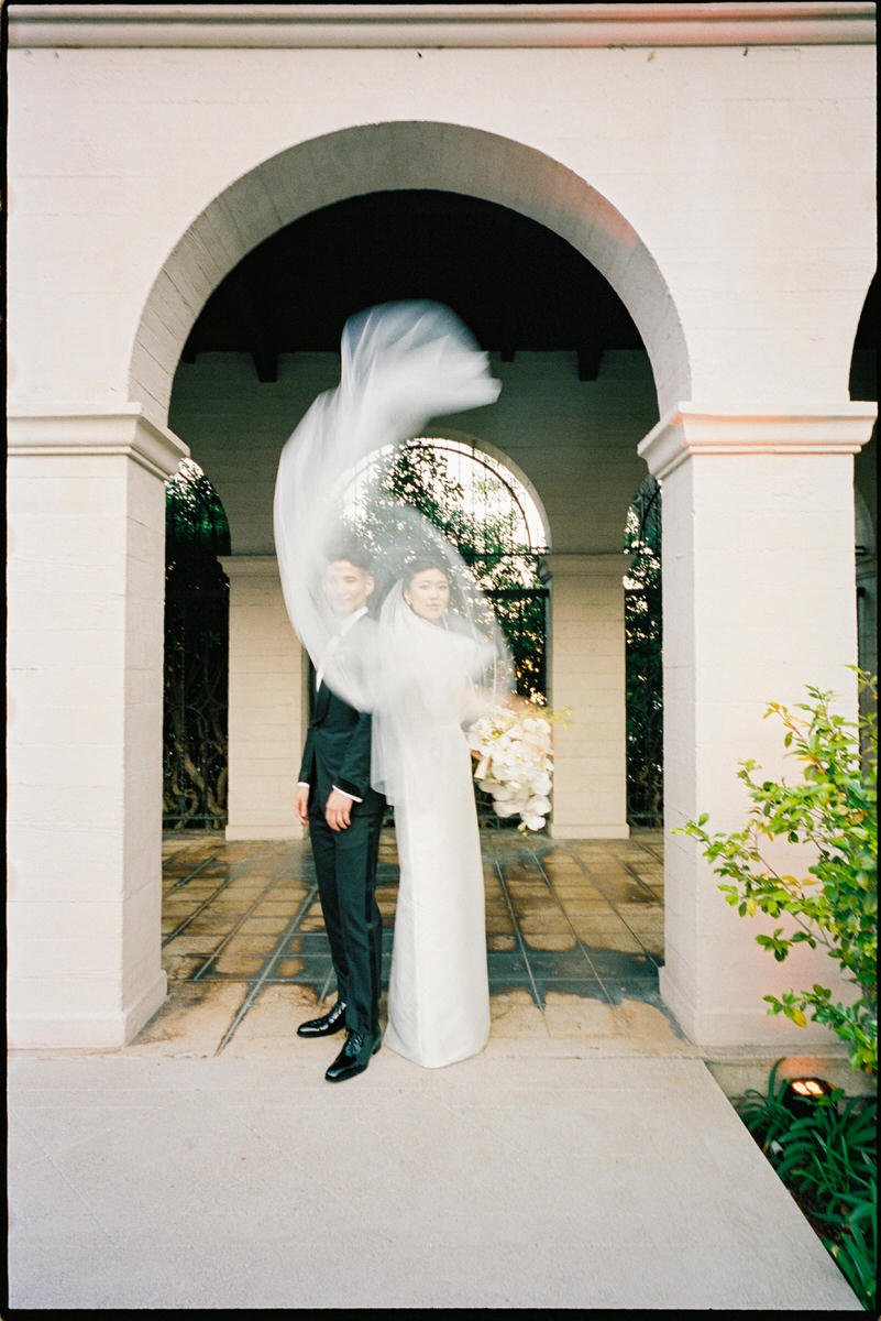 wedding couple standing in archway at the ebell of los angeles
