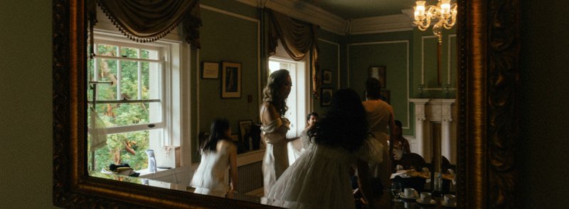 bridesmaids getting ready in a green room at hycroft manor